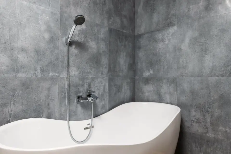 A textured rubber mat laid flat inside an empty bathtub